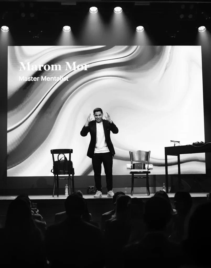 Marom Mor performing the Déjà-vu mentalist show in a theatre
