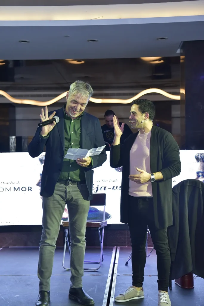 Marom Mor performing a mind-reading moment with a guest