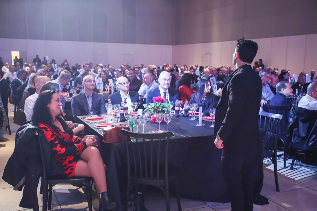 Marom Mor performing close-up mentalism at a business gala